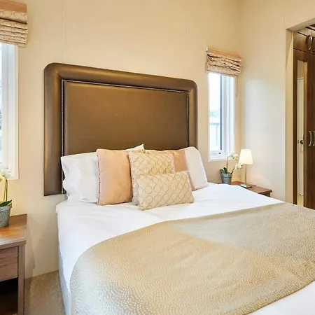 Sutton With Hot Tub *