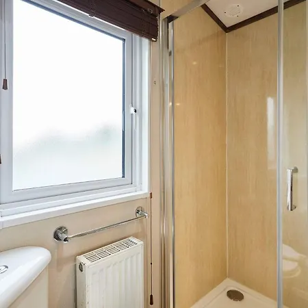 Sutton With Hot Tub 山林小屋