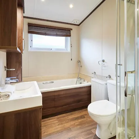 Sutton With Hot Tub *