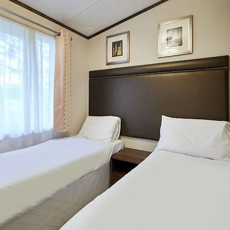 Sutton With Hot Tub 山林小屋 *