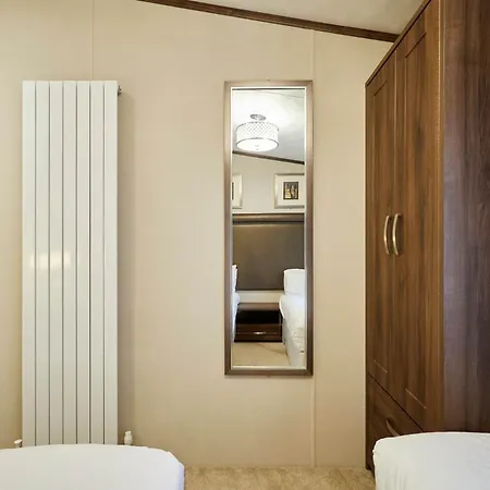 Sutton With Hot Tub 山林小屋