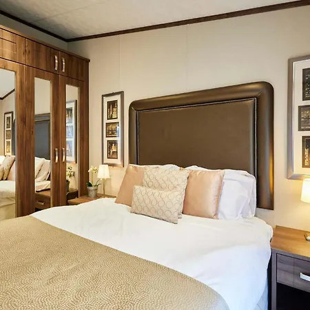 Sutton With Hot Tub *