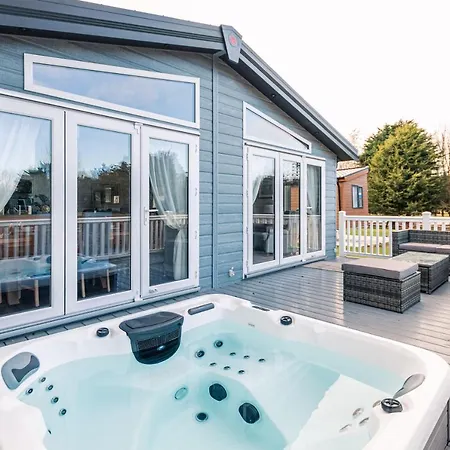Sutton With Hot Tub *