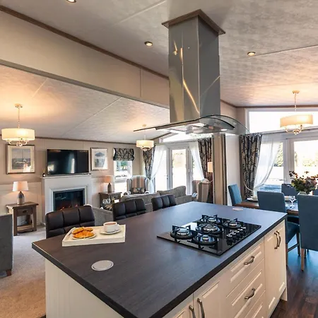 Sutton With Hot Tub Lodge