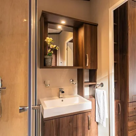 Lodge Sutton With Hot Tub *