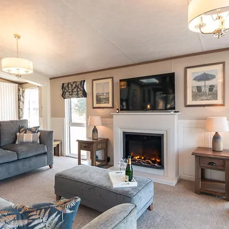 Lodge Sutton With Hot Tub