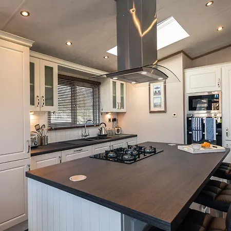Sutton With Hot Tub Lodge *