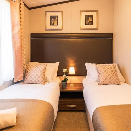 Sutton With Hot Tub Lodge