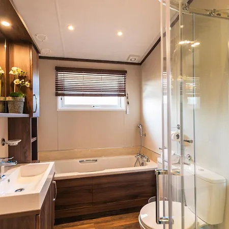 Sutton With Hot Tub * York