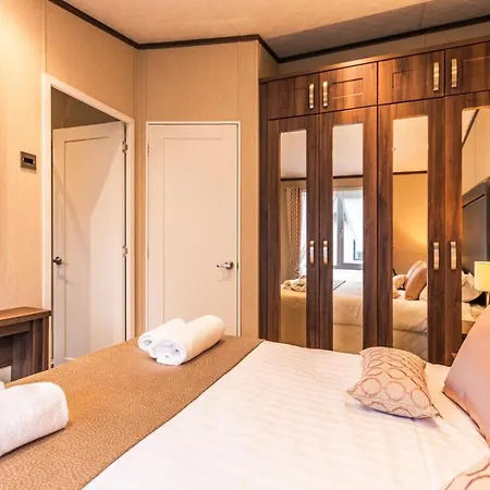 Sutton With Hot Tub * York