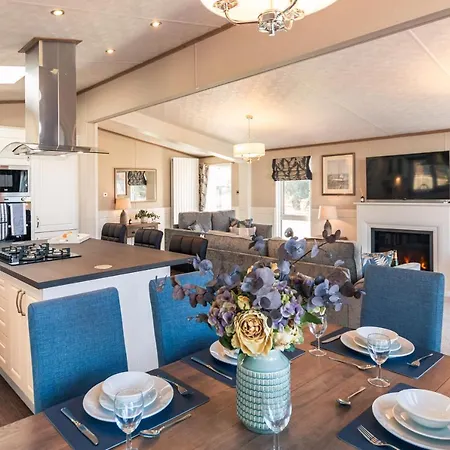 Sutton With Hot Tub Lodge York