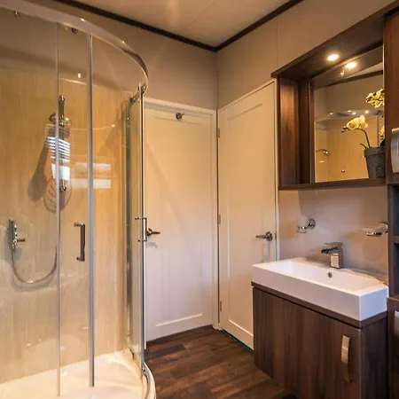 Sutton With Hot Tub Lodge York
