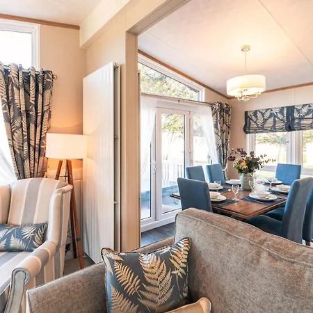 Sutton With Hot Tub *