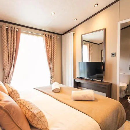 Sutton With Hot Tub Hytte York