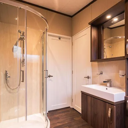 Sutton With Hot Tub Lodge