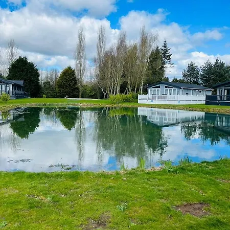 Sutton With Hot Tub Lodge