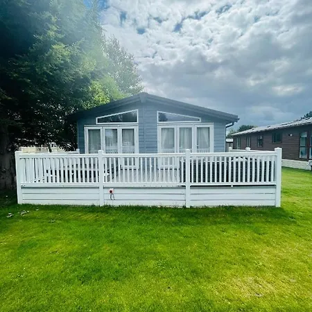 Sutton With Hot Tub Lodge