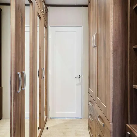 Sutton With Hot Tub Деревянный коттедж *