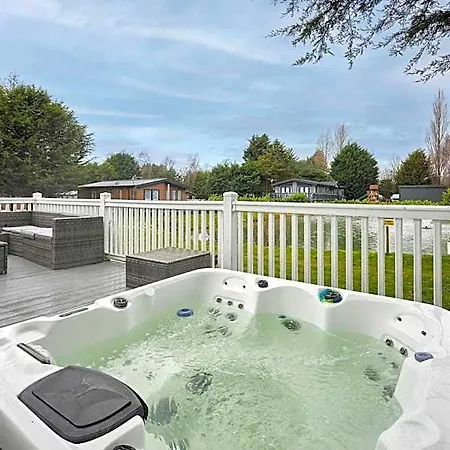 Sutton With Hot Tub بيت خشبي