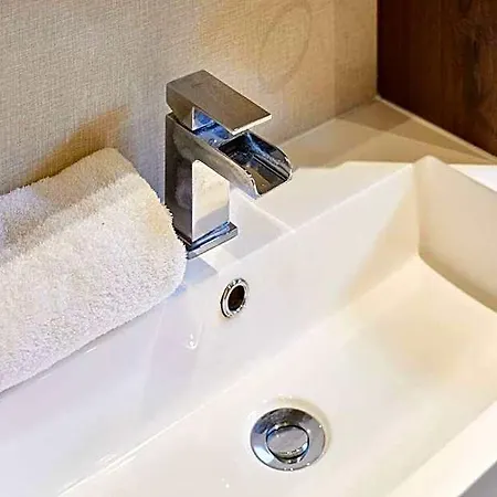 Sutton With Hot Tub بيت خشبي *