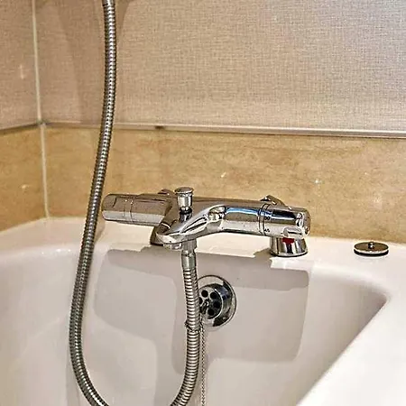 Sutton With Hot Tub بيت خشبي