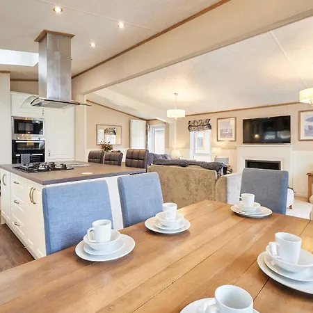 Sutton With Hot Tub אכסניה *