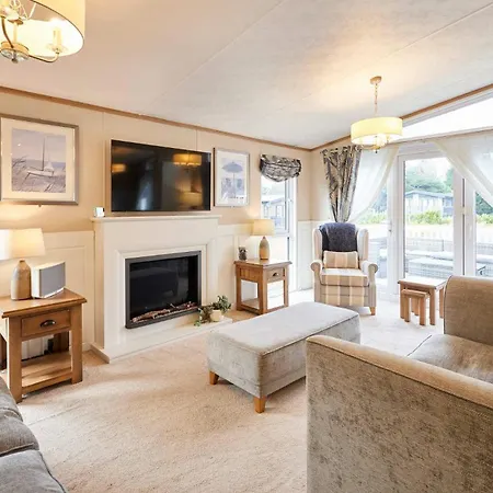 Sutton With Hot Tub بيت خشبي