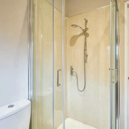 بيت خشبي Sutton With Hot Tub