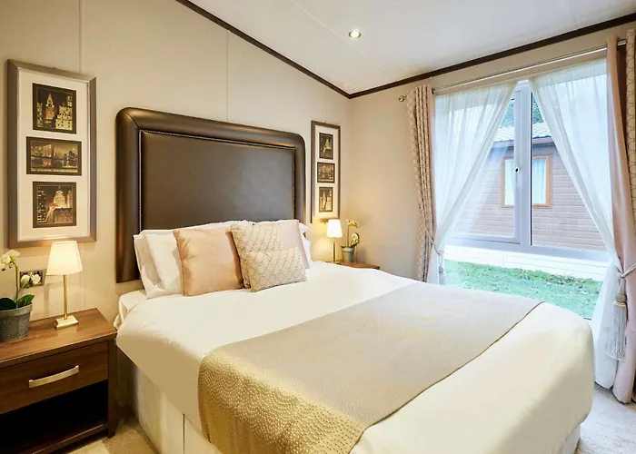 Sutton With Hot Tub * York