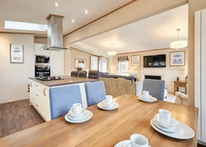 Sutton With Hot Tub אכסניה *