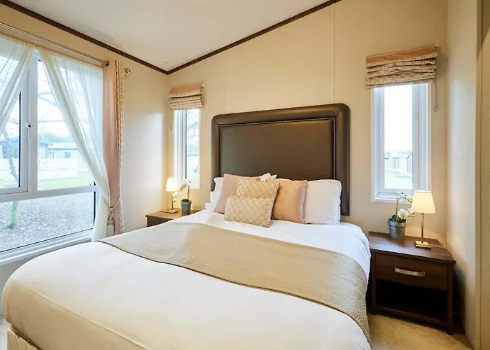 Sutton With Hot Tub * York