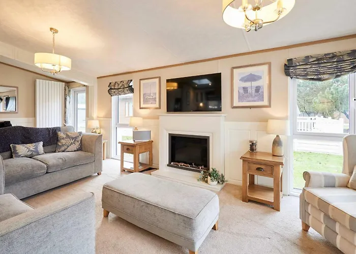 אכסניה Sutton With Hot Tub