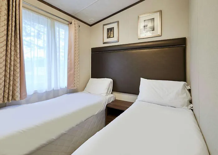 Sutton With Hot Tub אכסניה *